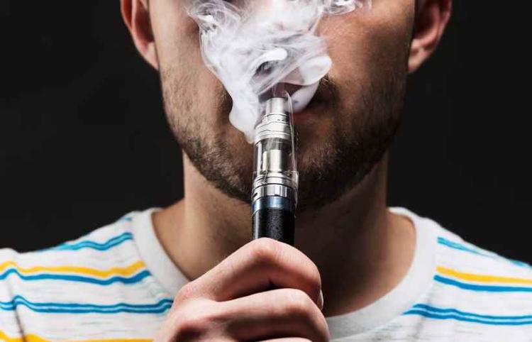 Cigarro eletrnico pode manchar o esmalte dos dentes, comprometer a circulao sangunea nas gengivas e reduzir a capacidade do corpo de combater infeces