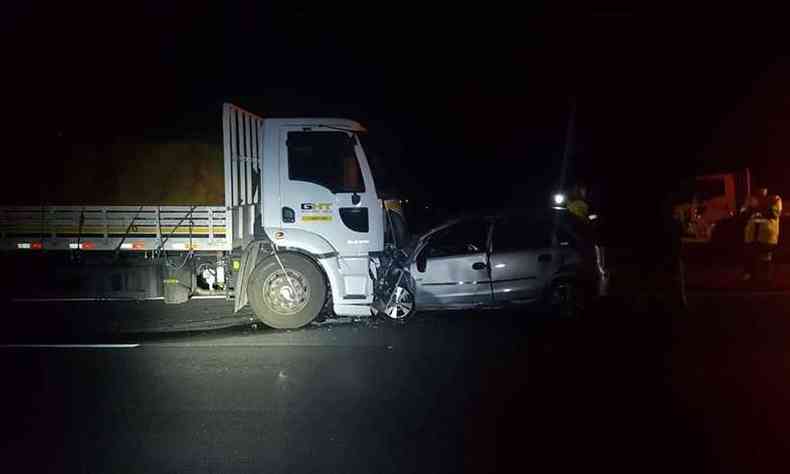 Dois mortos estavam no carro que invadiu a contramo. Motorista do caminho no se feriu(foto: PRF/Divulgao)