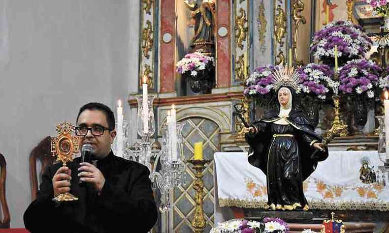 O padre Adriano Trcio entrou com representao no Ministrio Pblico, na esperana de trazer de volta as imagens(foto: Santurio Diocesano Santa Rita de Cssia/Divulgao)