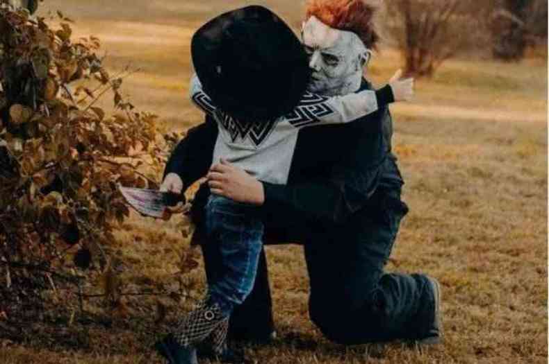 O pequeno Korbyn, de 4 anos, abraando o vilo da srie de filmes de terror Halloween: Michael Myers