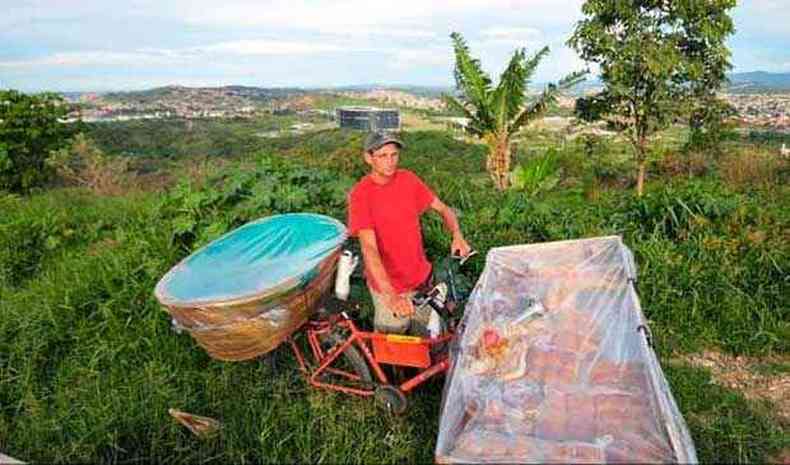 Valdeir saiu de Governador Valadares e hoje vende, em mdia, 700 pes por dia para os moradores do local(foto: Alexrandre Guzanshe/EM/D.A.Press)