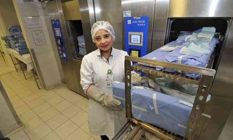 A gerente de enfermagem do Hospital Evanglico, Adriana Alves, mostra novos autoclaves, usados para esterilizar instrumentos cirrgicos(foto: Juarez Rodrigues/EM/D.A PRESS)
