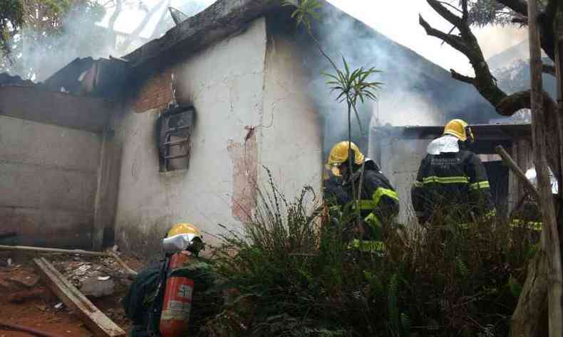As causas do incndio ainda esto sendo apuradas(foto: Corpo de Bombeiros/Divulgao)