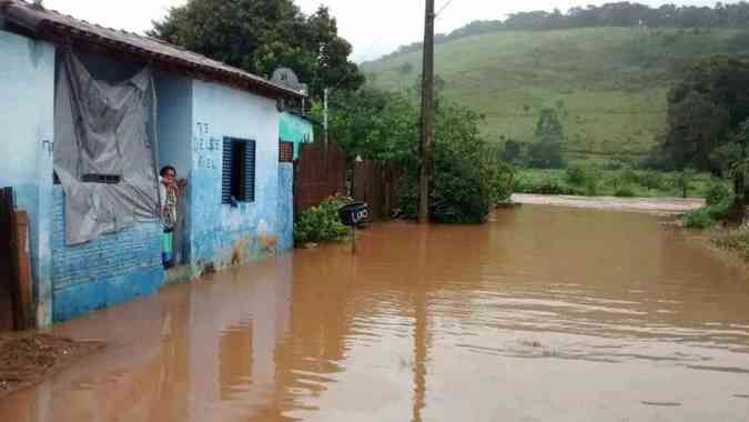 Grande volume de chuva causou rompimento de barragens do Rio Lambari, alagando a cidade. Ningum ficou feridoCorpo de Bombeiros/Divulgao
