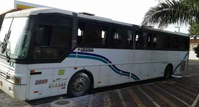 Ônibus de viagem foi atacado às 5h30 deste sábado(foto: Bombeiros/Divulgação) Ônibus de viagem foi atacado às 5h30 deste sábado(foto: Bombeiros/Divulgação)