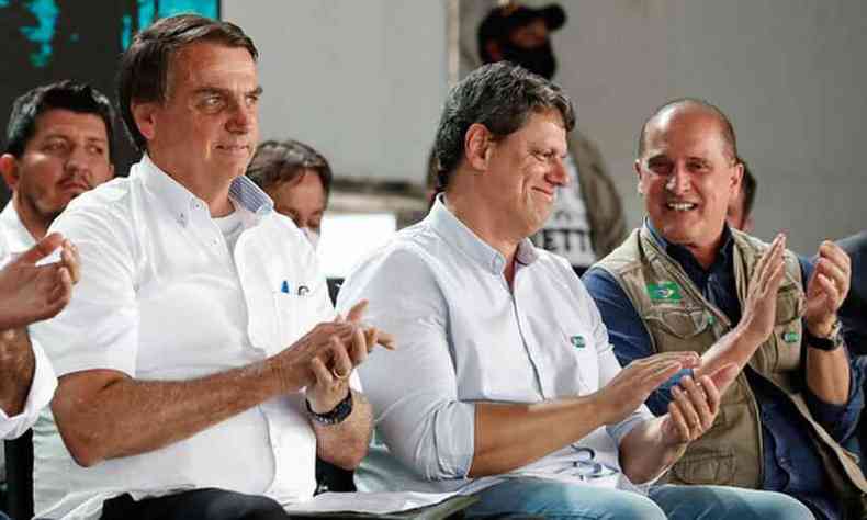 Bolsonaro durante o evento de inaugurao sem mscara, ao lado dos ministros Tarcsio Gomes de Freitas e Onyx Lorenzoni(foto: Alan Santos/PR)