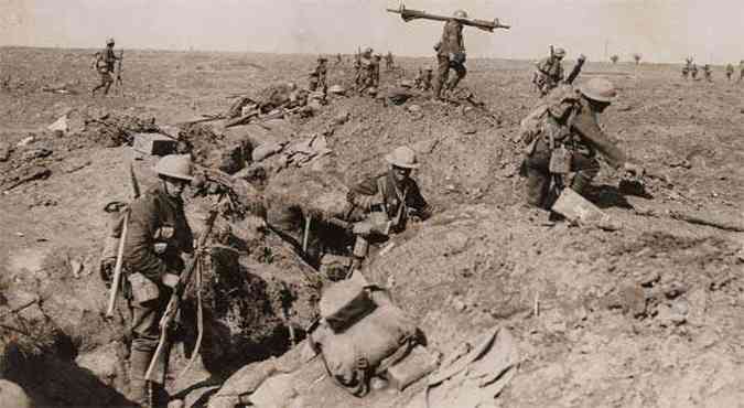 Soldados ingleses deixam trincheira e avanam durante a Batalha de Somme, a mais letal do conflito com 1,2 milho de mortos(foto: REUTERS/Archive of Modern Conflict London)