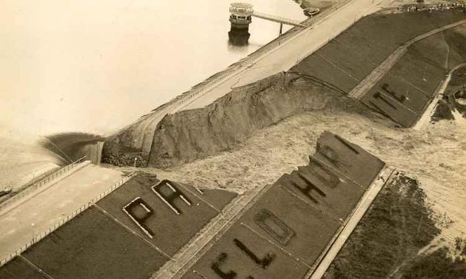 Imagem mostra o rompimento da barragem da Pampulha. Dias antes, o EM noticiava a existência de uma fenda na estrutura de contenção, mas nenhuma providência foi tomada(foto: Eugênio Silva/O Cruzeiro/EM/D.A Press) Imagem mostra o rompimento da barragem da Pampulha. Dias antes, o EM noticiava a existência de uma fenda na estrutura de contenção, mas nenhuma providência foi tomada(foto: Eugênio Silva/O Cruzeiro/EM/D.A Press)