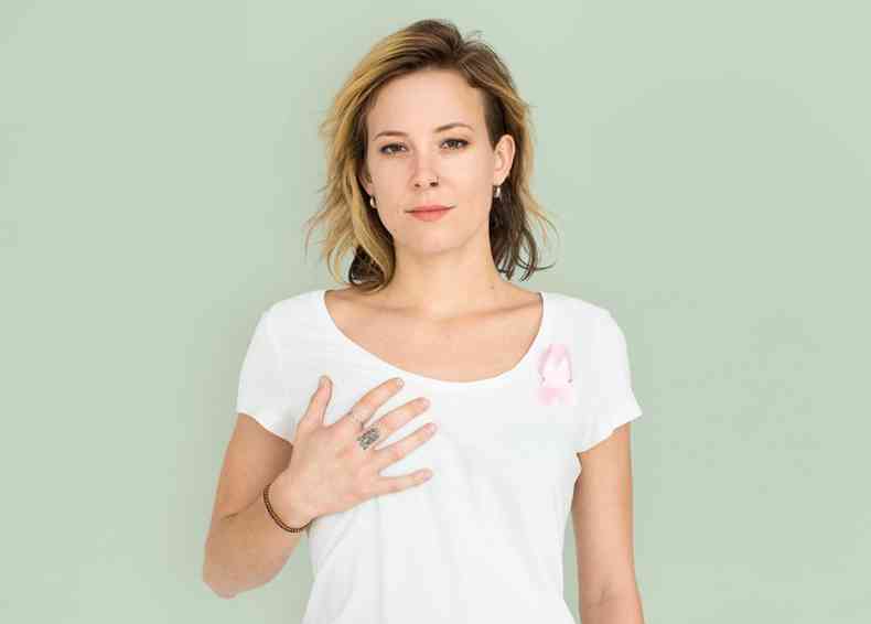 Mulher com mo no seio para campanha de conscientizao do cncer de mama 