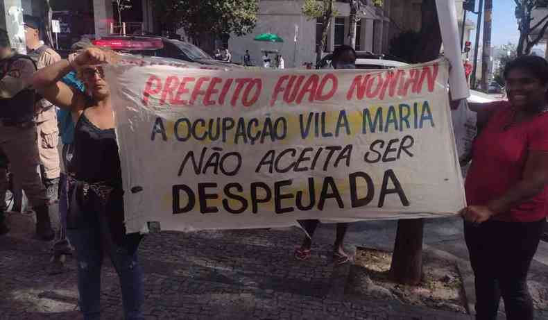 Foto dos moradores da ocupação carregando uma faixa com os dizeres: 'Prefeito Fuad Nouman, a ocupação Vila Maria não aceita ser despejada'.