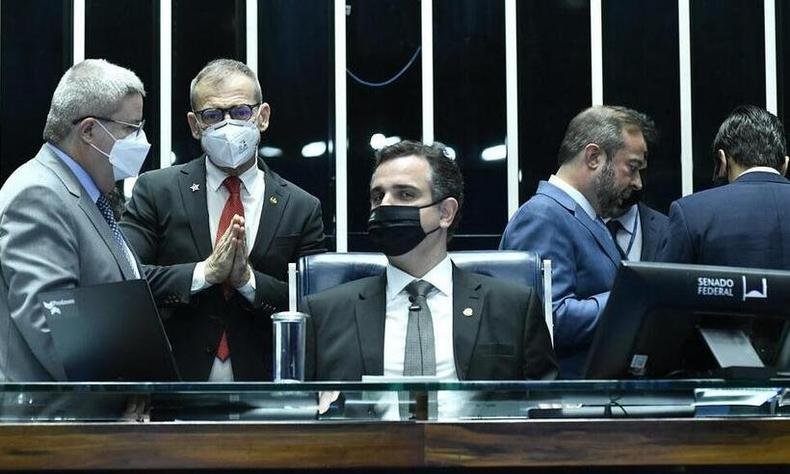 Anastasia e Pacheco conversam durante sess�o do Senado; ao fundo, o senador Fabiano Contarato (PT-ES)