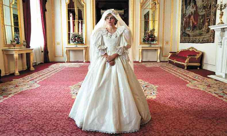 A atriz Emma Corrin usa rplica quase perfeita do vestido de casamento da princesa Diana (foto: Netflix/Divulgao)