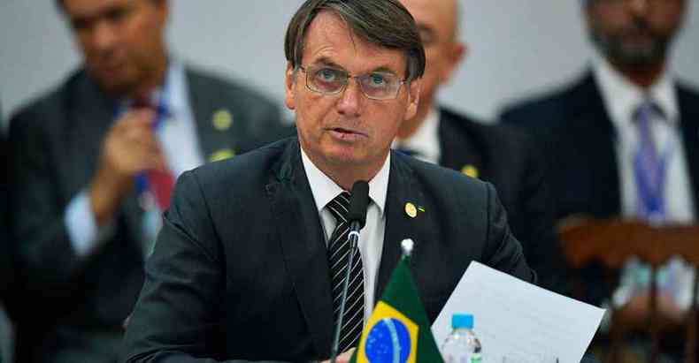 O presidente Jair Bolsonaro brincou na Cpula do Mercosul: ''Queria continuar presidente. No d para dar um golpe no?''(foto: Carl Souza/AFP)