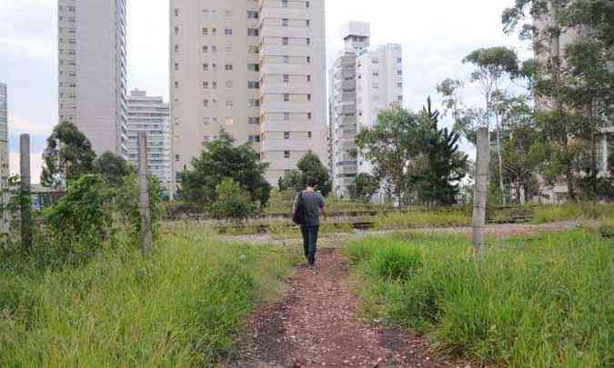 Passagem em propriedade particular tambm desafia: mato e insegurana(foto: Cristina Horta/EM/D.A Press)