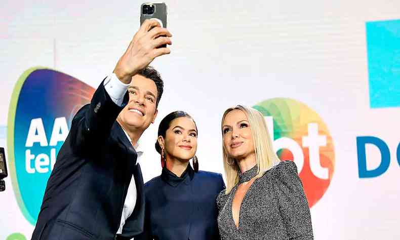 Celso Portiolli, Masa Silva e Eliana posam para selfie nos estdios do SBT, em So Paulo 