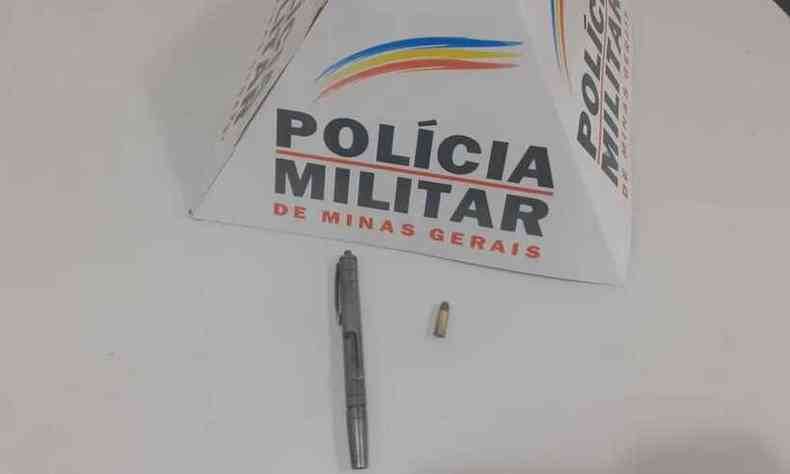 O suspeito foi preso na manh desta tera-feira (1) com a caneta que dispara balas de revlver(foto: Divulgao/ Polcia Militar de Minas Gerais)