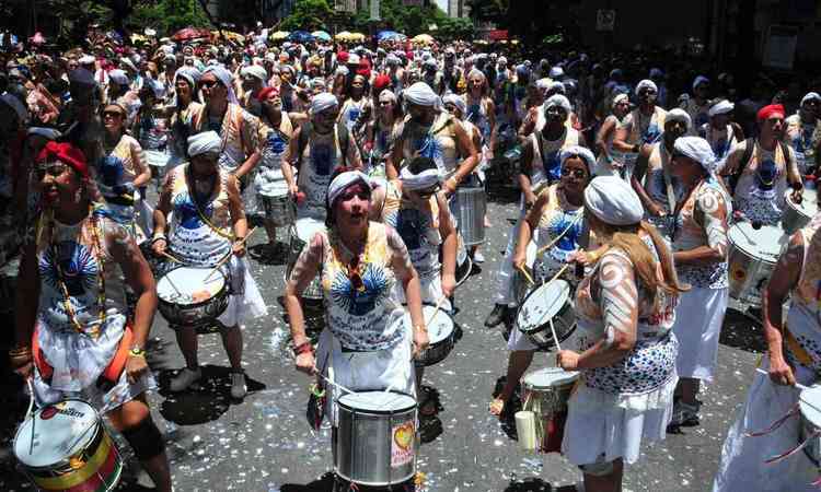 Bateria do bloco Baianas Ozadas desfila no carnaval de BH