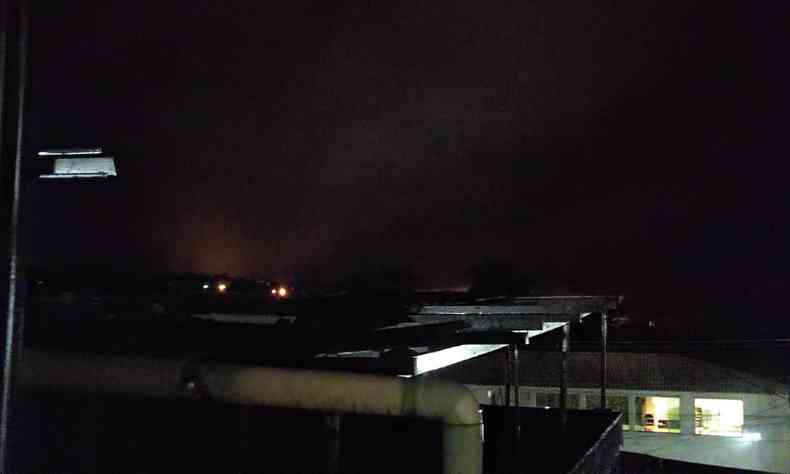 Foto que mostra um clarão ocorrido durante a noite na região do Barro Icaraí, em Divinópolis