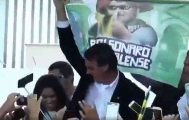 Bolsonaro  ovacionado por eleitores e exige bandeira com chapu tpico nordestino(foto: Divulgao/Facebook)