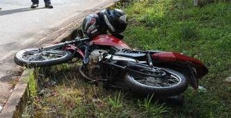 Os dois ocupantes da moto sofreram fraturas e foram socorridos para o Hospital Jo�o XXIII, em BH(foto: Paulo Filgueiras/EM/DA Press)