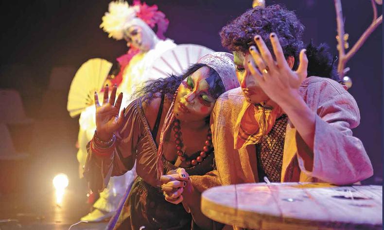 Grupo Confesso fará sessões presenciais a partir desta sexta-feira(foto: Igor Cerqueira/divulgação) Três atores do Grupo Confesso interpretam cena com rostos marcados pela tensão