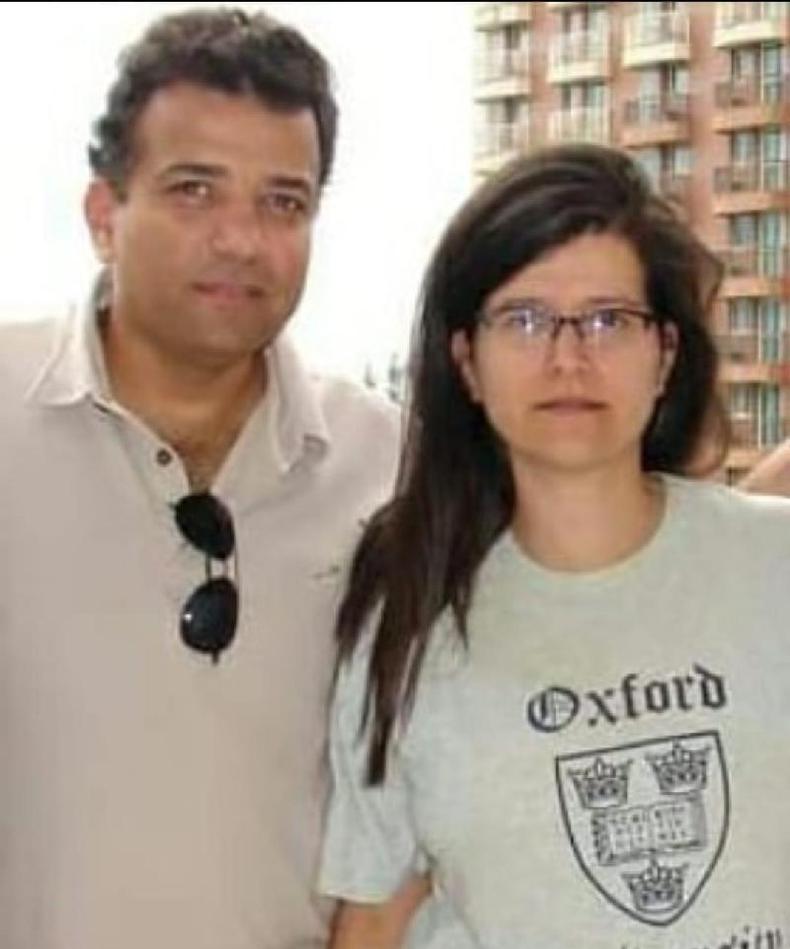 Marteen Van Sluys ao lado da irm, Adriana, morta na tragdia
