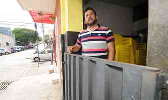 Paulo de Souza Jnior, gerente de bar no Prado, atrs da comporta que protege o lugar da inundao: rotina assustadora(foto: Leandro Couri/EM/DA Press)