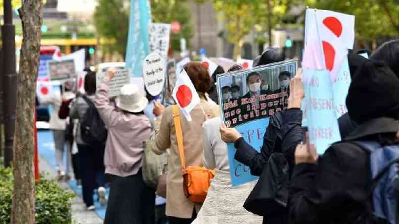 Pessoas participando de protesto contra casamento entre princesa Mako, do Japo, e Kei Komuro, em Tquio em 26 de outubro de 2021