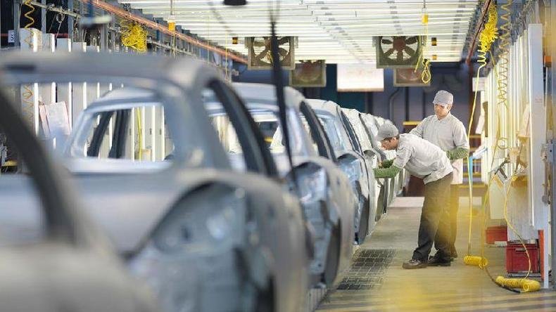 Especialistas acreditam que existem setores, como as indústrias, que podem ter mais dificuldade para adotar a semana de trabalho mais curta(foto: Getty Images) Dois funcionários trabalhando em fábrica de automóvel