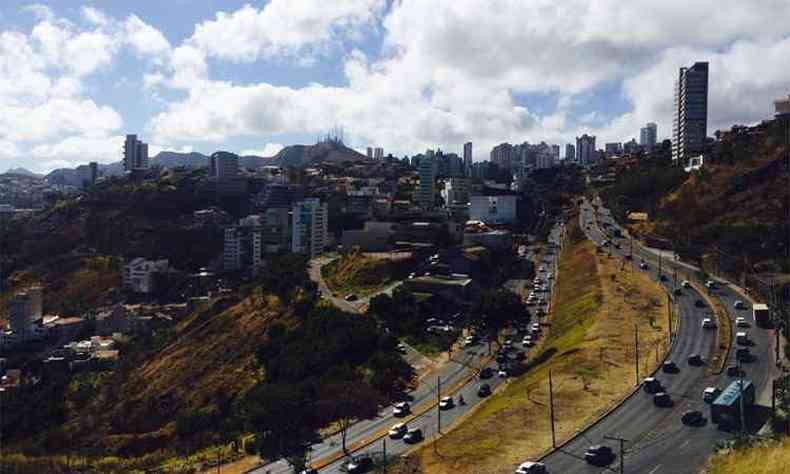 Apesar da nebulosidade, Belo Horizonte no tem previso de chuvas para hoje. Na foto, vista da Regio Centro-Sul da capital(foto: Edsio Ferreira/EM/DA Press)