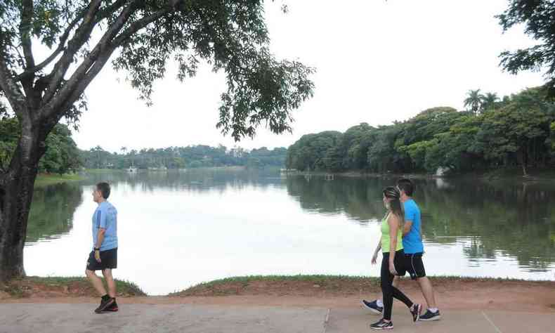 Pessoas caminhando na Lagoa da Pampulha