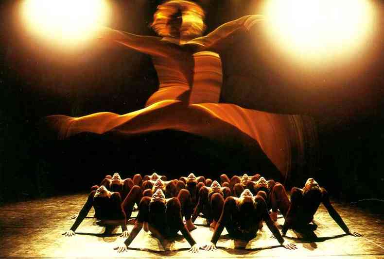 Xiquexique  a msica composta por Tom Z e Jos Miguel Wisnik para a coreografia Parabelo, de Rodrigo Pederneiras, que estreou em 1997 (foto: Grupo Corpo/Divulgao)