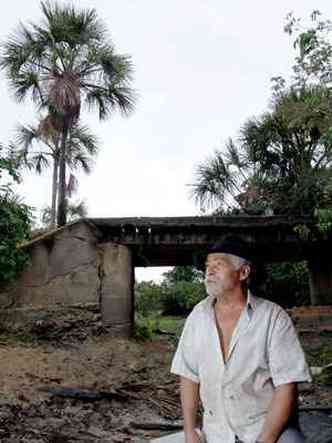 Agricultor Joaquim Barbosa lamenta situao das veredas e se recorda de um tempo em que a gua era abundante na regio de Bonito de MInas(foto: Solon Queiroz/Esp.EM/D.A PRESS)