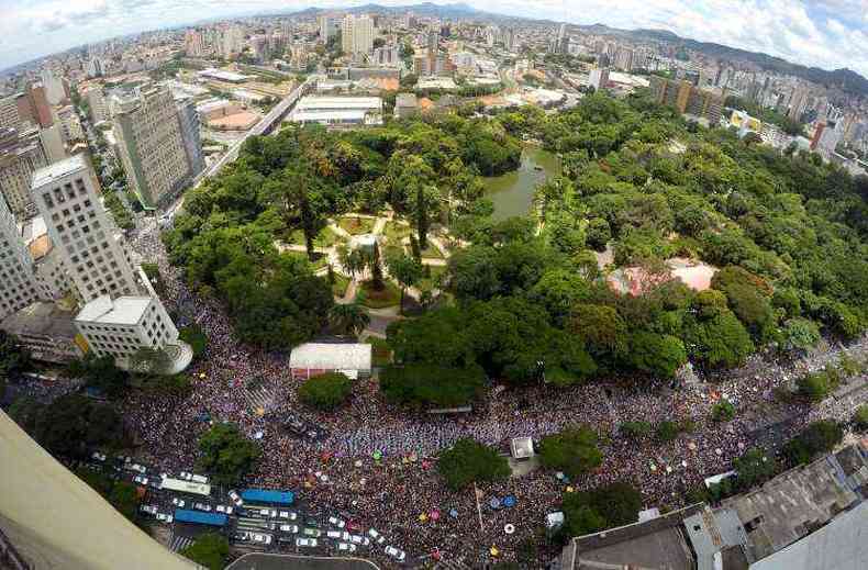 Em 2016, milhes de pessoas saram nas ruas de Belo Horizonte(foto: Ramon Lisboa/EM/D.A Press)