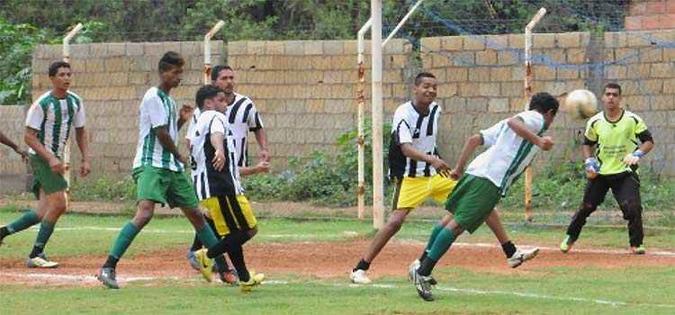 Bento se sagrou campeão depois de disputar três partidas na competição, que reuniu oito equipes marianenses de futebol de várzea (foto: Paulo Filgueiras/EM/D.A Press) Bento se sagrou campeão depois de disputar três partidas na competição, que reuniu oito equipes marianenses de futebol de várzea (foto: Paulo Filgueiras/EM/D.A Press)