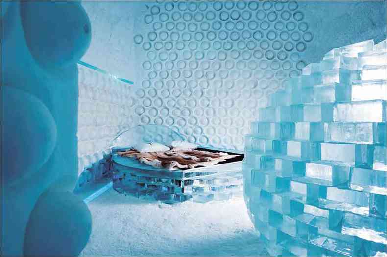 Icehotel, na Sucia,  inteiramente reconstrudo a cada inverno a partir de gelo e neve(foto: Booking.com/Divulgao)