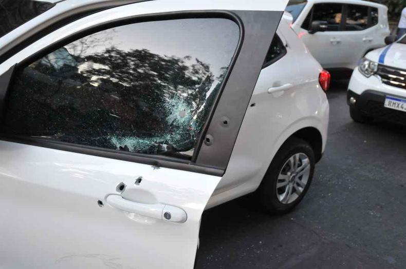 Carro de suspeito de atirar contra a polcia na avenida do Contorno, em BH