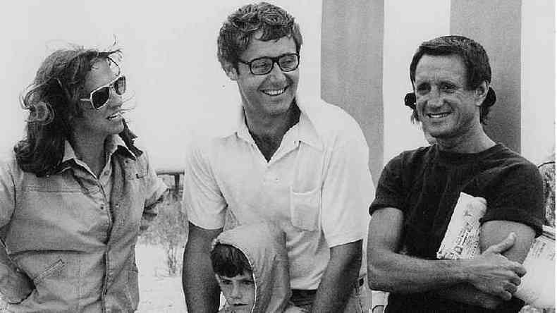 Peter Benchley (ao centro, com a esposa Wendy e o ator Roy Scheider de 'Tubaro') coescreveu o roteiro do filme, mas tinha reservas quanto ao produto final(foto: Getty Images)