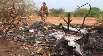 Foto dos destroos do avio da Air Algerie, que caiu em Mali(foto: AFP/EPCAD)