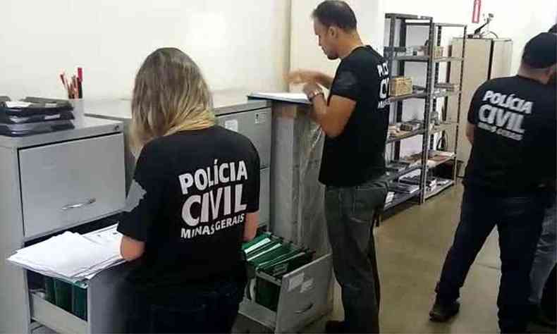Policiais cumpriram mandados em secretaria da Prefeitura de Mariana, e tambm nos imveis do secretrio e fiscais(foto: Polcia Civil/Divulgao)