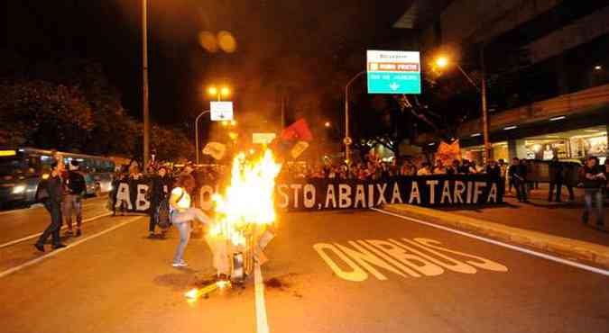 Protestos como o de segunda-feira na Regio Centro-Sul de Belo Horizonte, contra o aumento de tarifas, devem se repetir...(foto: Fotos: Gladyston Rodrigues/EM/D.a Press )