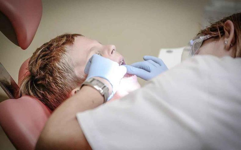 Atualmente, além dos médicos, temos os biomédicos, enfermeiros, farmacêuticos, dentistas e até fisioterapeutas atuando na área estética(foto: Pixabay) Dentista
