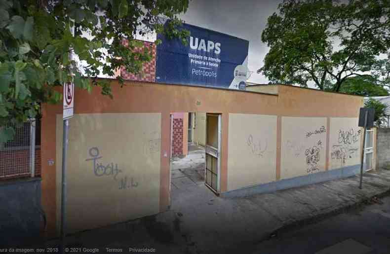A cmara de refrigerao da UBS Jardim Petrpolis, em Betim, foi encontrada desligada na manh desta segunda-feira (21/6)(foto: Google Maps)