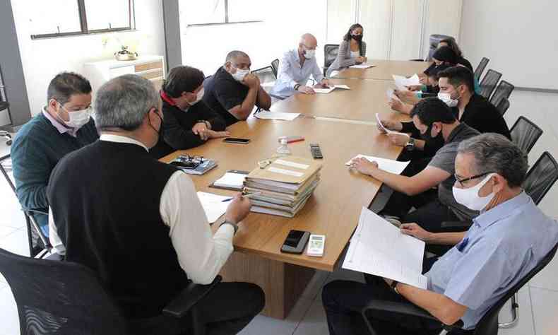 Prefeitura de Arax se reuniu, nessa quinta-feira, com representantes dos contemplados em 2011(foto: Prefeitura de Arax / Divulgao)