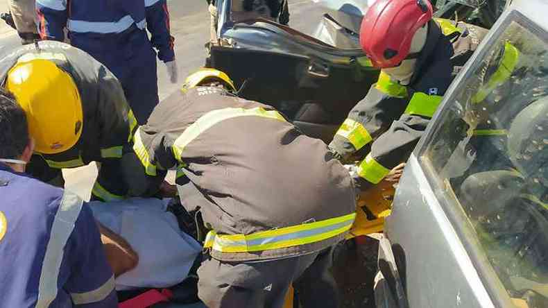 Bombeiros removeram motorista preso s ferragens do Uno em Francisco S(foto: CBMMG)