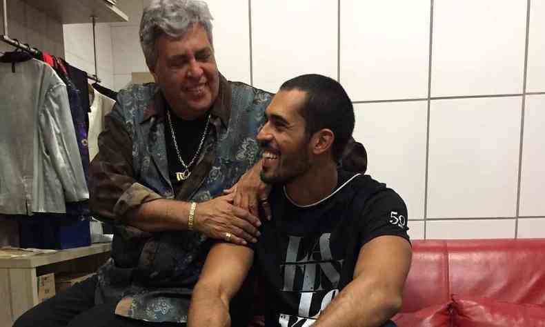 Sidney Magal sorri olhando para o filho Rodrigo, no camarim de show realizado em BH em 2018