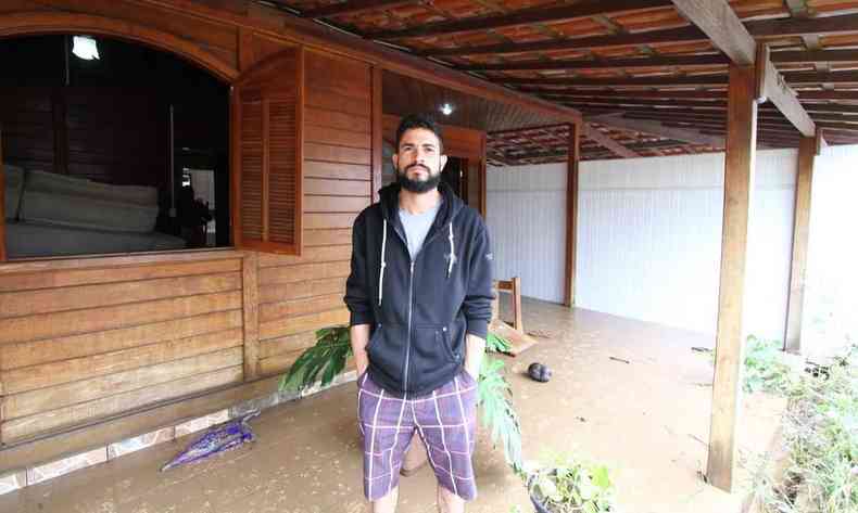 Morador de Betim que perdeu os bens devido a inundao da chuva