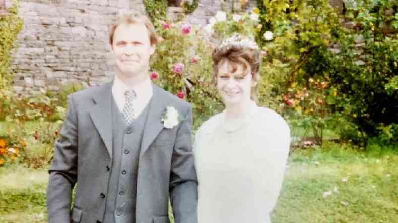 Shakey e Jane vestidos de noivos, em 1996