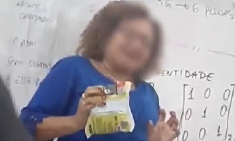 Professora segurando um pacote de esponja de ao nas mos em sala de aula 