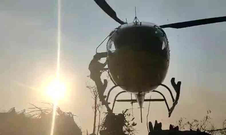 Helicptero transporta equipes no combate ao incndio na Serra de So Jos, no Campo das Vertentes